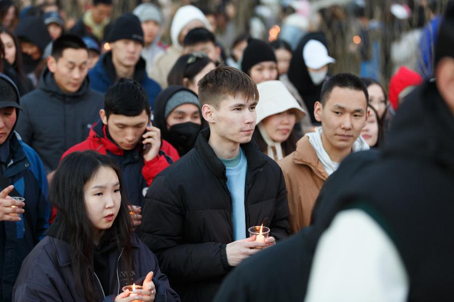 Коллектив СВФУ организовал в студгородке акцию «Свеча памяти»