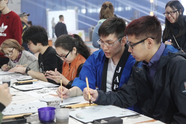 Погружение в Японию: студенты СВФУ провели мастер-классы по оригами и каллиграфии