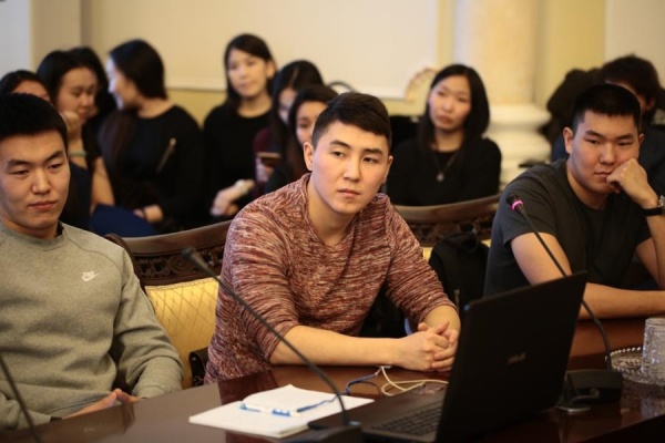 Петр Абрамов выпускникам СВФУ: «Мы поддерживаем и ждем молодые кадры»