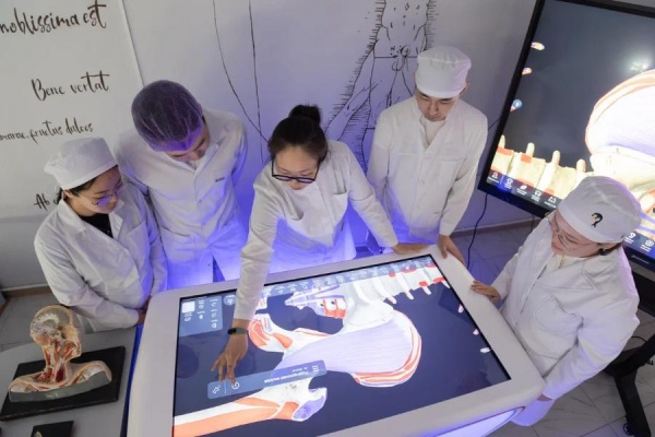 Инновации в образовании: студенты МИ СВФУ изучают анатомию на интерактивном столе «Пирогов»