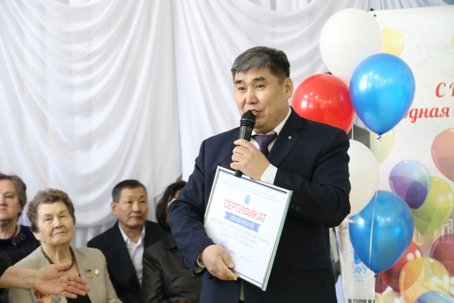 Ректор СВФУ Анатолий Николаев поздравил среднюю школу №17 с юбилеем