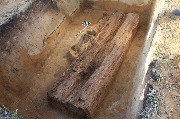 Могильная конструкция погребения Ат-Дабан IV в Хангаласском районе, 2016