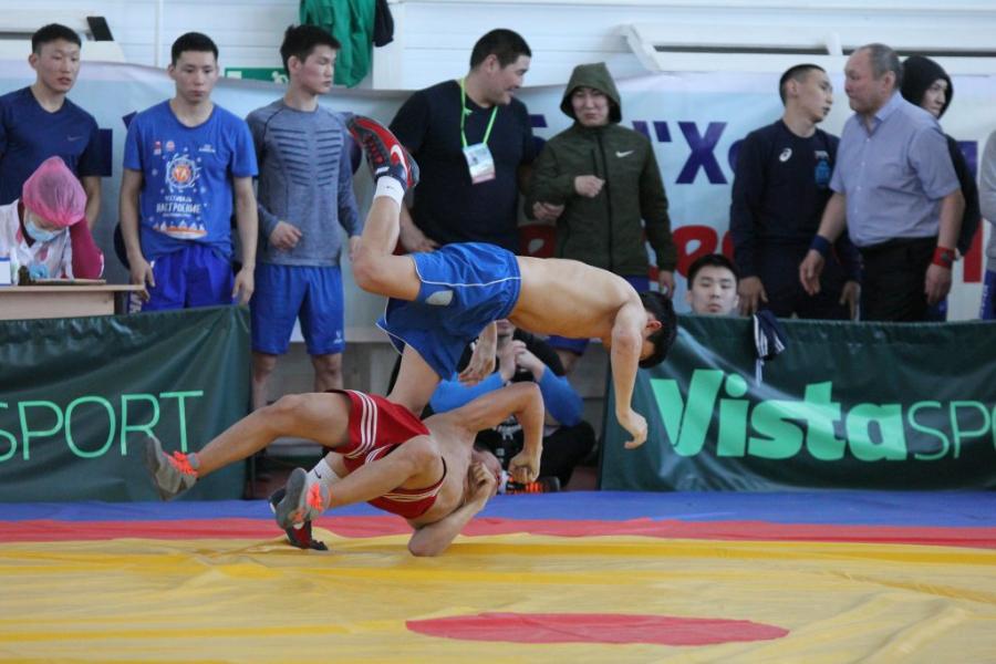 Команда СВФУ завоевала две «бронзы» чемпионата Якутии по борьбе хапсагай