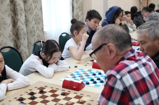 Молодежь сыграла в шашки с ветеранами. Фото: Светлана Павлова / редакция корпоративных медиа СВФУ.