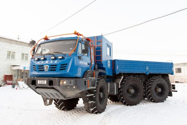 Снегоболотоход «КАМАЗ-Арктика» совершил пробный заезд в СВФУ