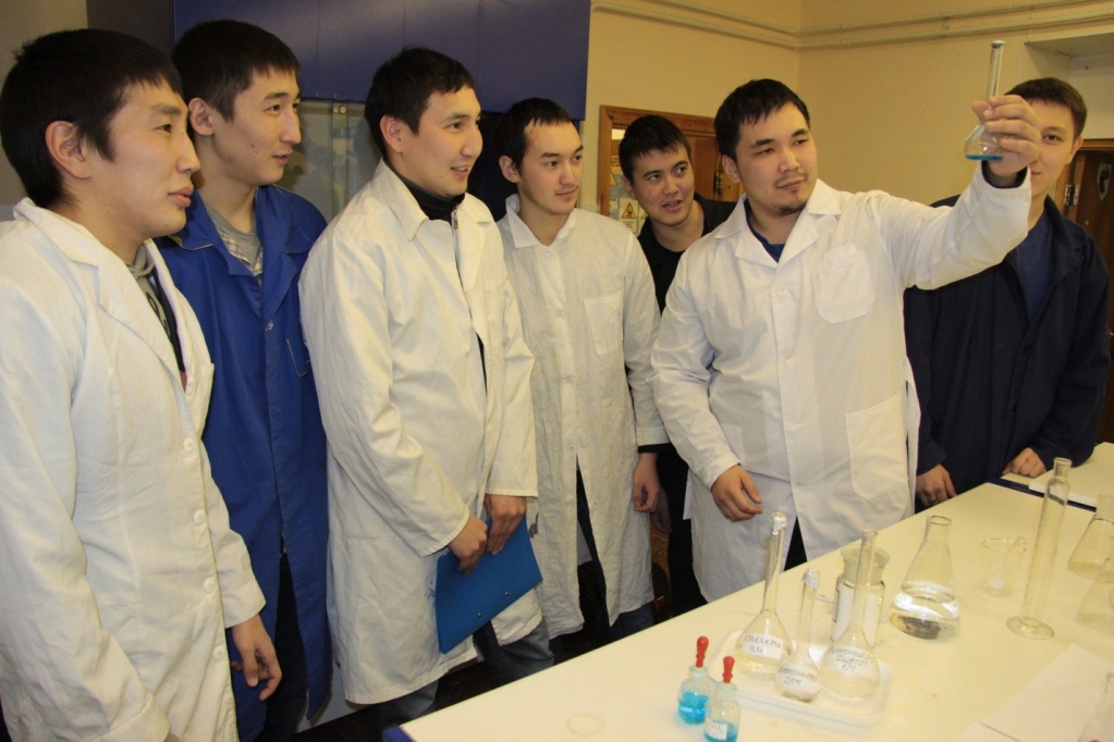 Students of mining engineering at the chemical laboratory.jpg